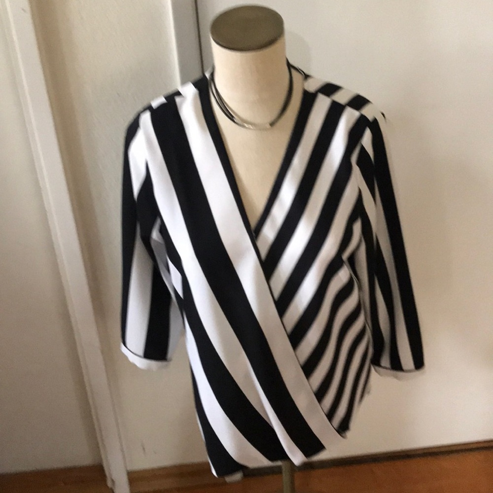 BEAUTIFUL ALFANI BLACK & WHITE CROSS OVER BLOUSE